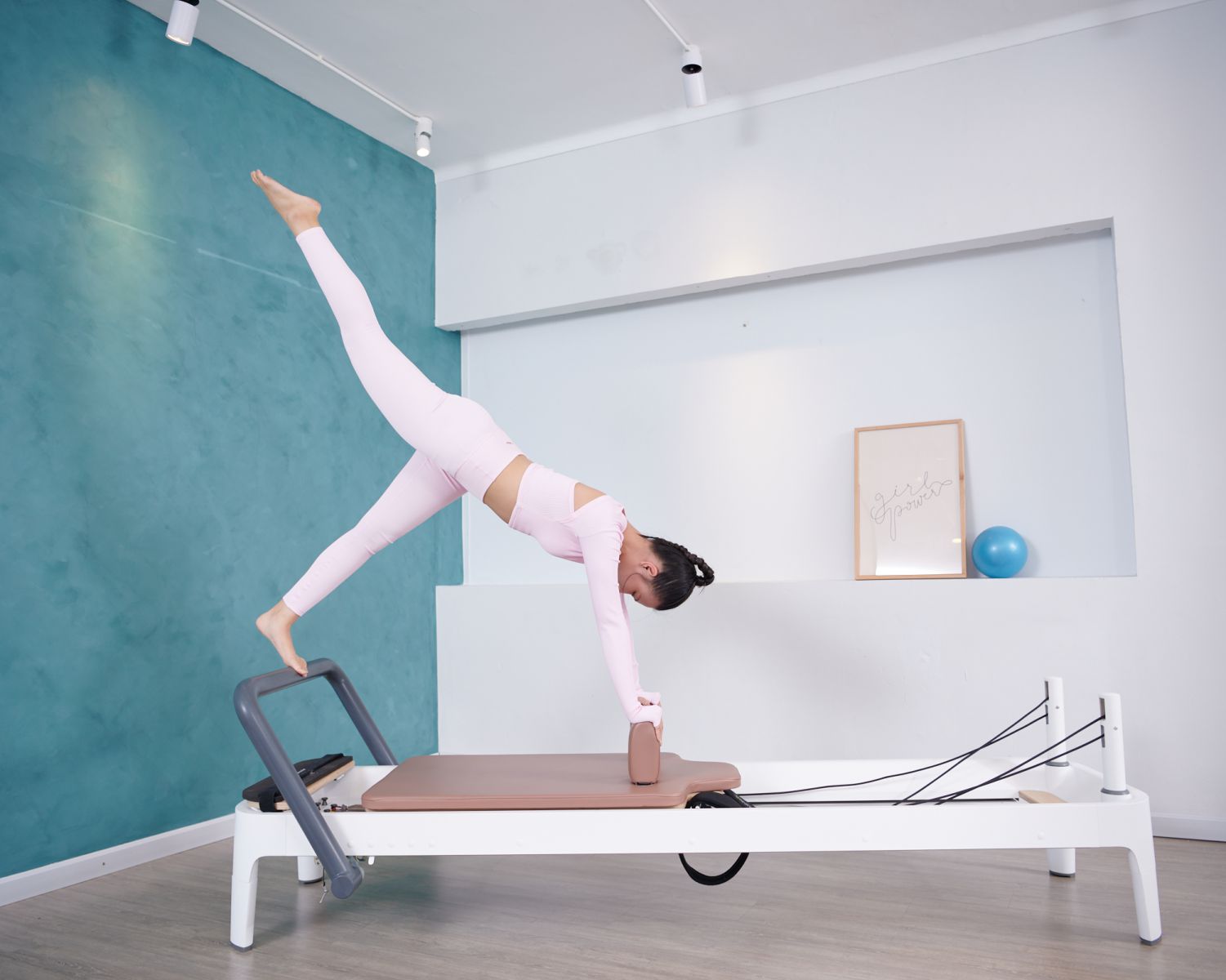 Ưu điểm của việc tập pilates tại phòng tập so với việc tự tập tại nhà